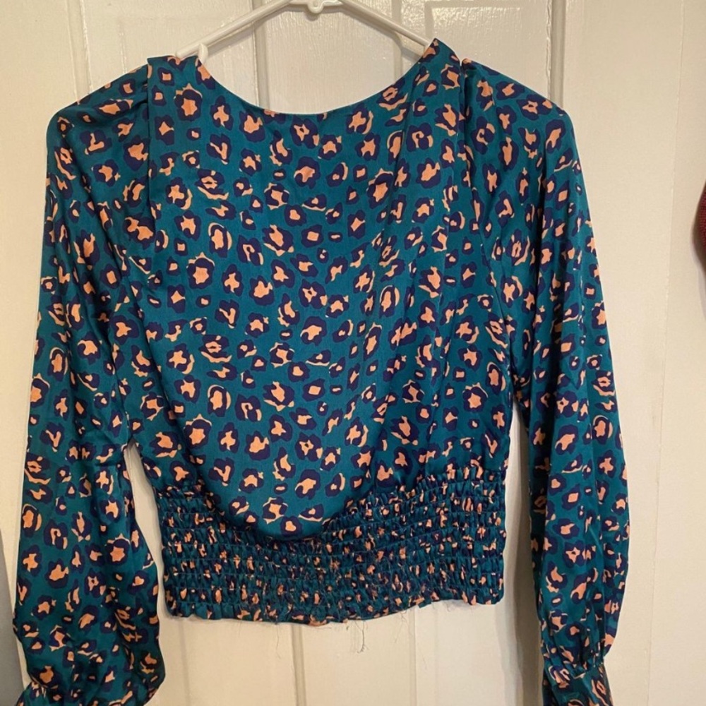 Buckle cheetah long sleeve shirt